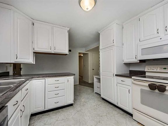 3rd image of 107 Francis Ct