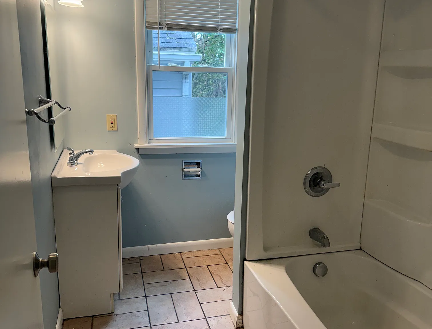 4 bed, 1300 sqft, $1,900 — Photo 2