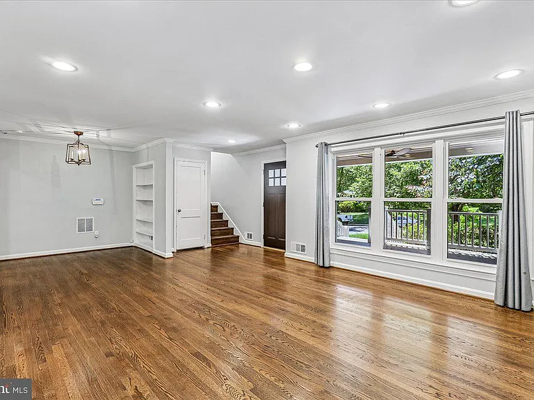 8109 Bainbridge Rd — Photo 7