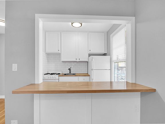 4th image of 24-15 High St APT D