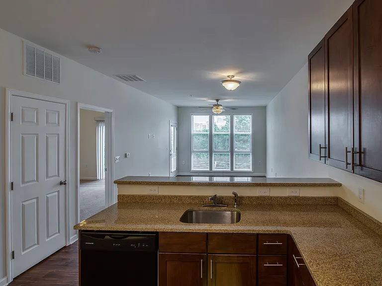 Catherine 36 Apartments — Photo 30