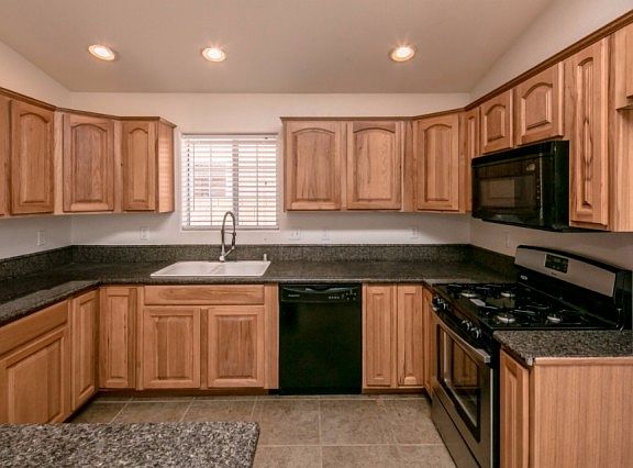 4th image of 3303 E El Tovar Ave