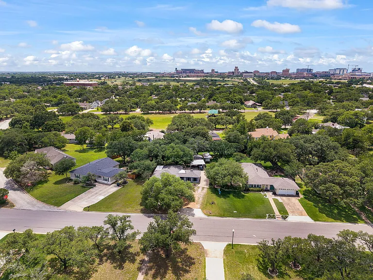 1030 Walton Dr — Photo 1