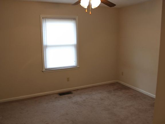 3rd image of 104 Longview Dr APT A