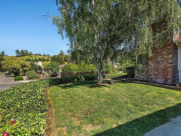 3rd image of 3298 Twin Oaks Dr
