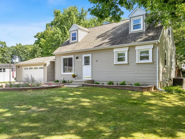 10702 Settlewood Dr SE, Lowell, MI 49331