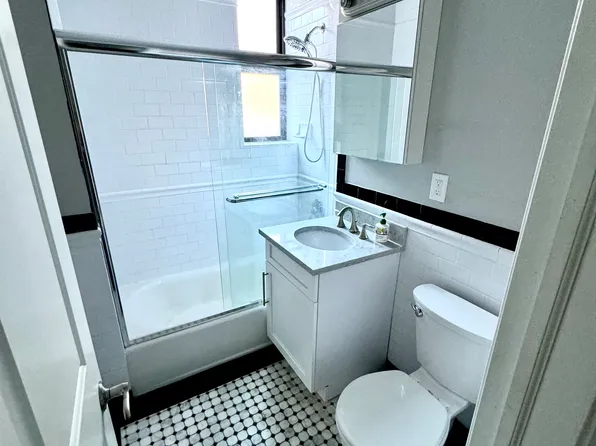 18-25 Ditmars Boulevard image 4 of 6