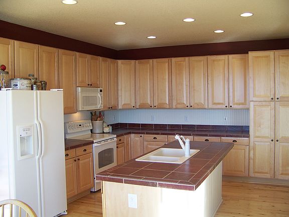 Kitchen w 42" Maple Cabinets