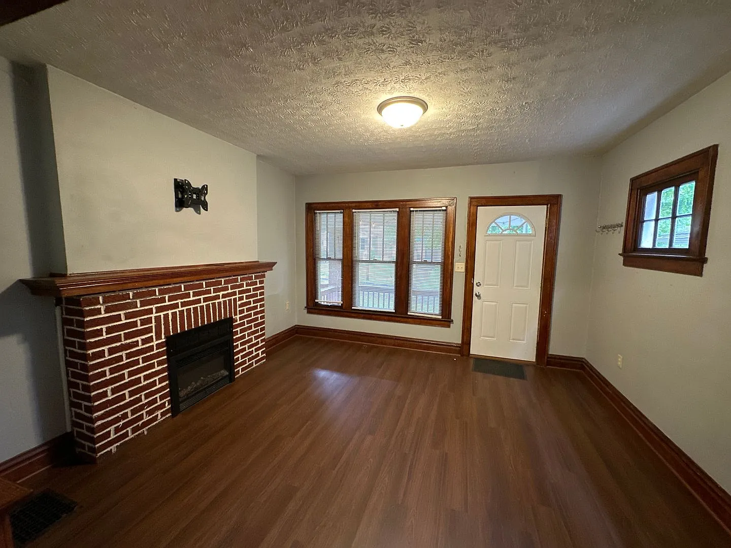 E Tompkins Ave 178-180 JLS — Photo 4