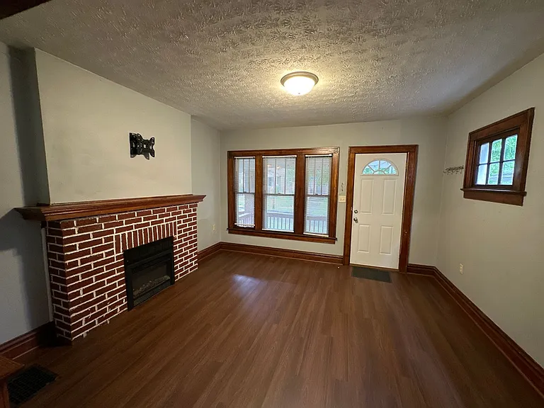 E Tompkins Ave 178-180 JLS — Photo 4