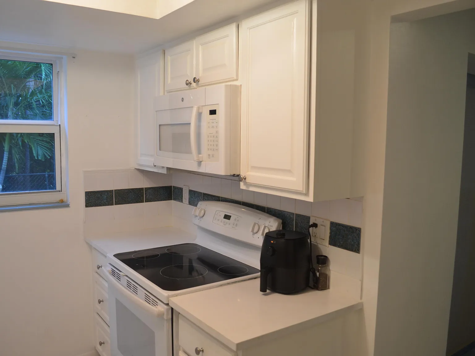1 bed, 1.0 bath, 774 sqft, $1,900 — Photo 2