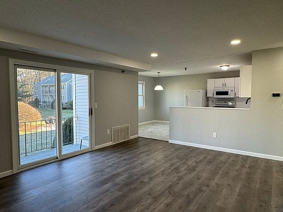 2nd image of 74 Tennis Plaza Rd Unit 31
