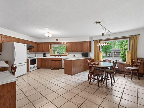 4th image of 755 3rd Ave NW