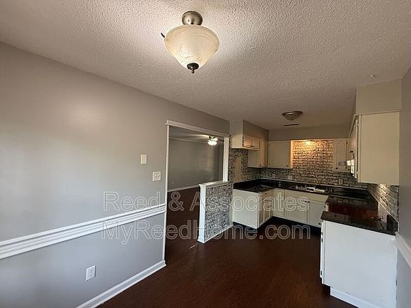 3rd image of 892 Oaklawn Pl