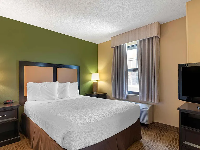 Deluxe Studio - 1 Queen Bed