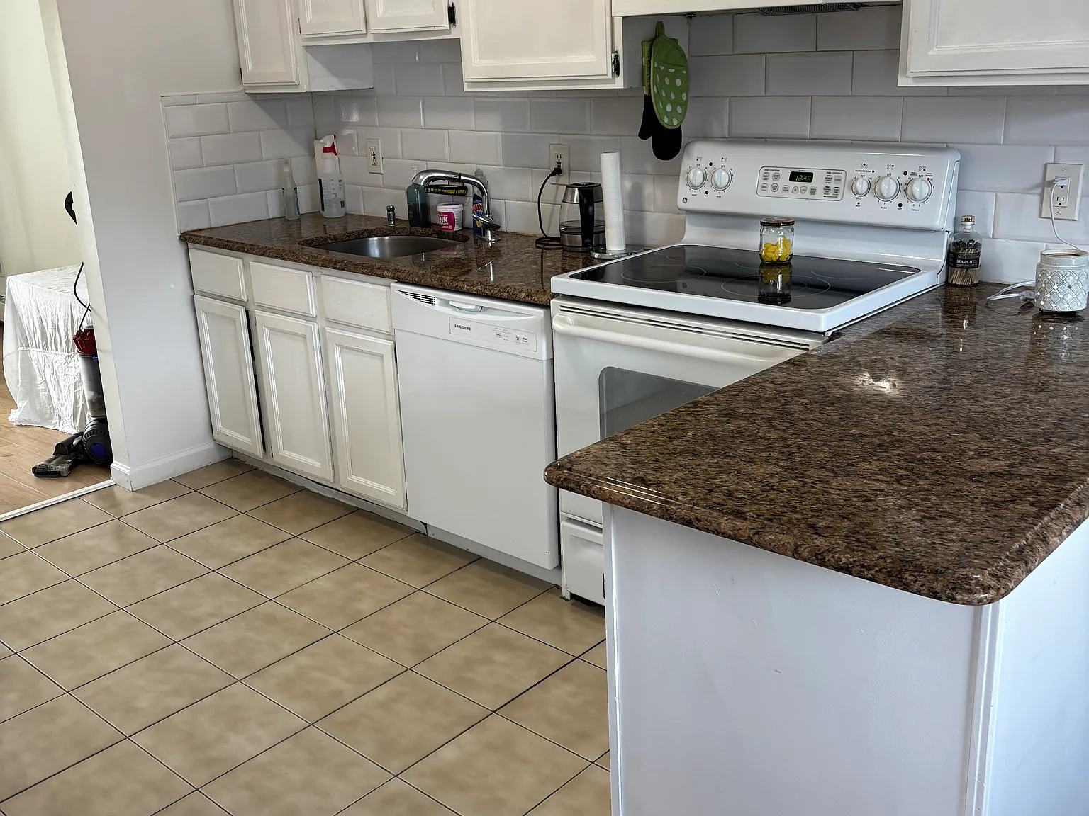 Coles Ct, Glen Cove — Photo 4