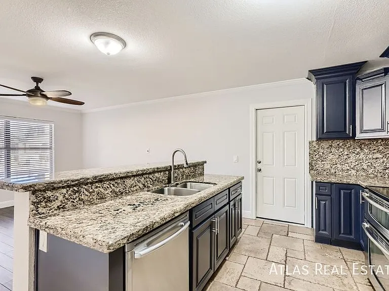 8834 W Willowbrook Dr — Photo 5