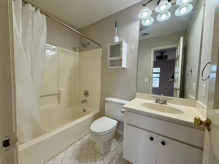 932B Russell St — Photo 2
