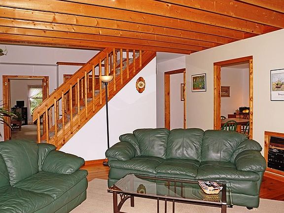 2nd image of 1 Gainsborough Ct