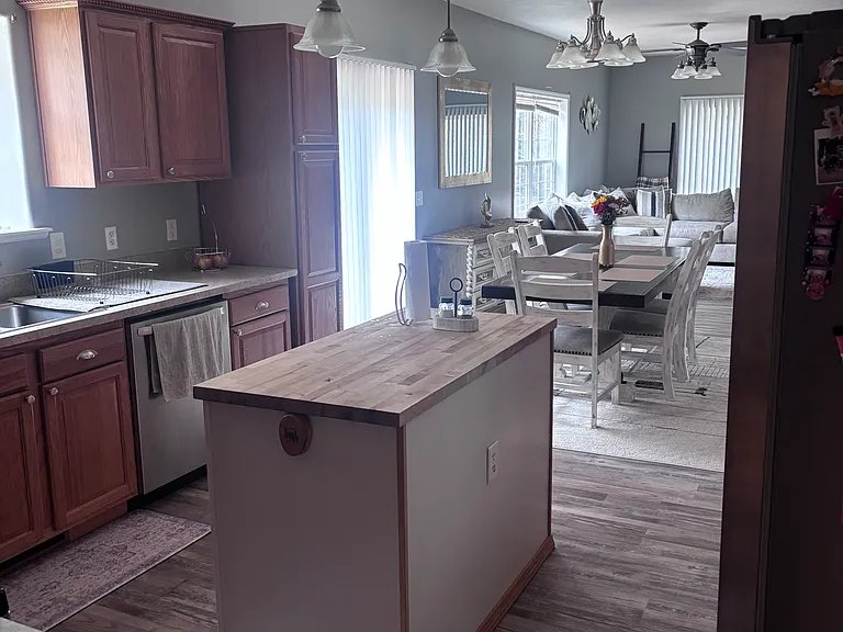 104 N Park Dr — Photo 2