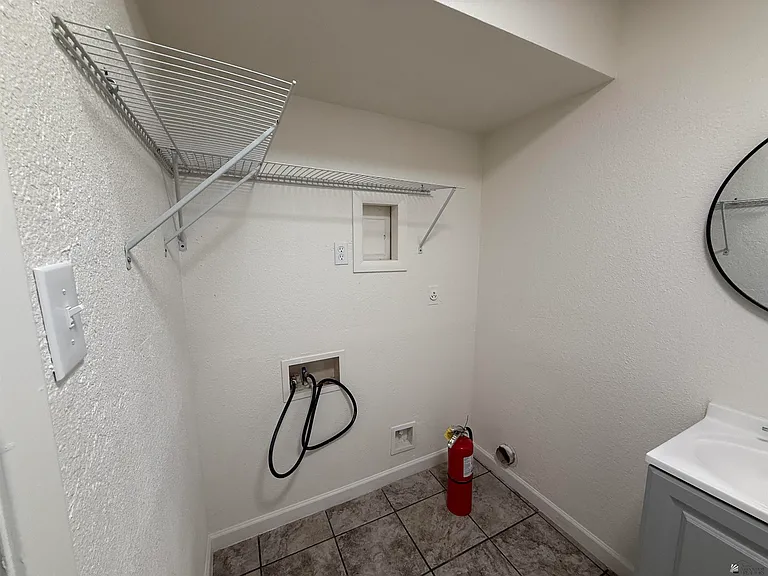 723 N Musgrove Ave #B — Photo 6