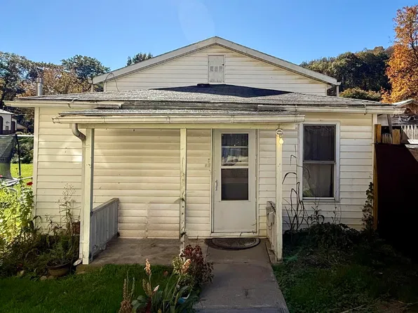 1020 1/2 E Main St, Mannington, WV 26582