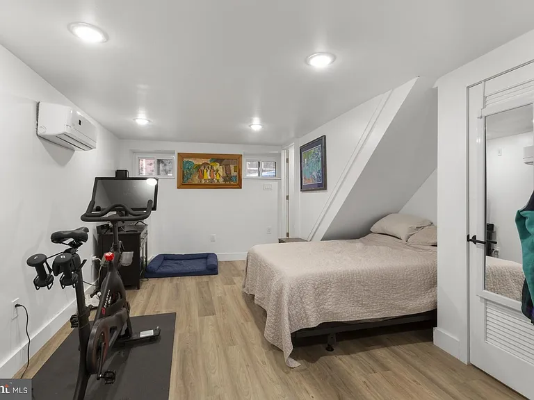 212 Catharine St #1 — Photo 10