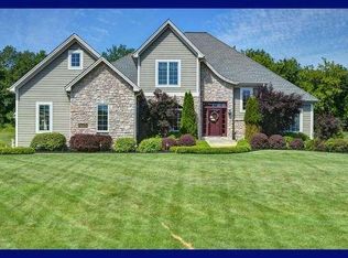 1653 Saint Augustine Cir, Hubertus, WI 53033