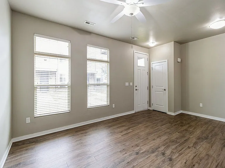 320 SW 6th St #106 — Photo 13
