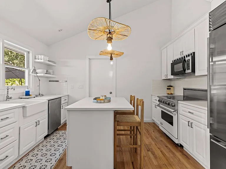 813 Edge Of Woods Rd — Photo 10