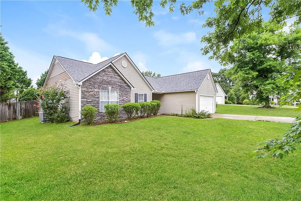 3 bed, 2.0 bath, 1436 sqft, $2,065 — Photo 2