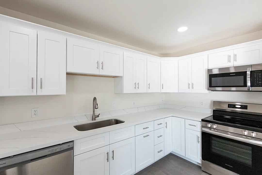 1818 S Hardy Dr — Photo 2