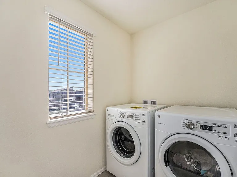 9707 Bennett Peak St — Photo 18