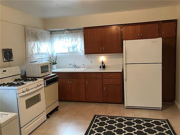 3rd image of 35861 Hazelwood St