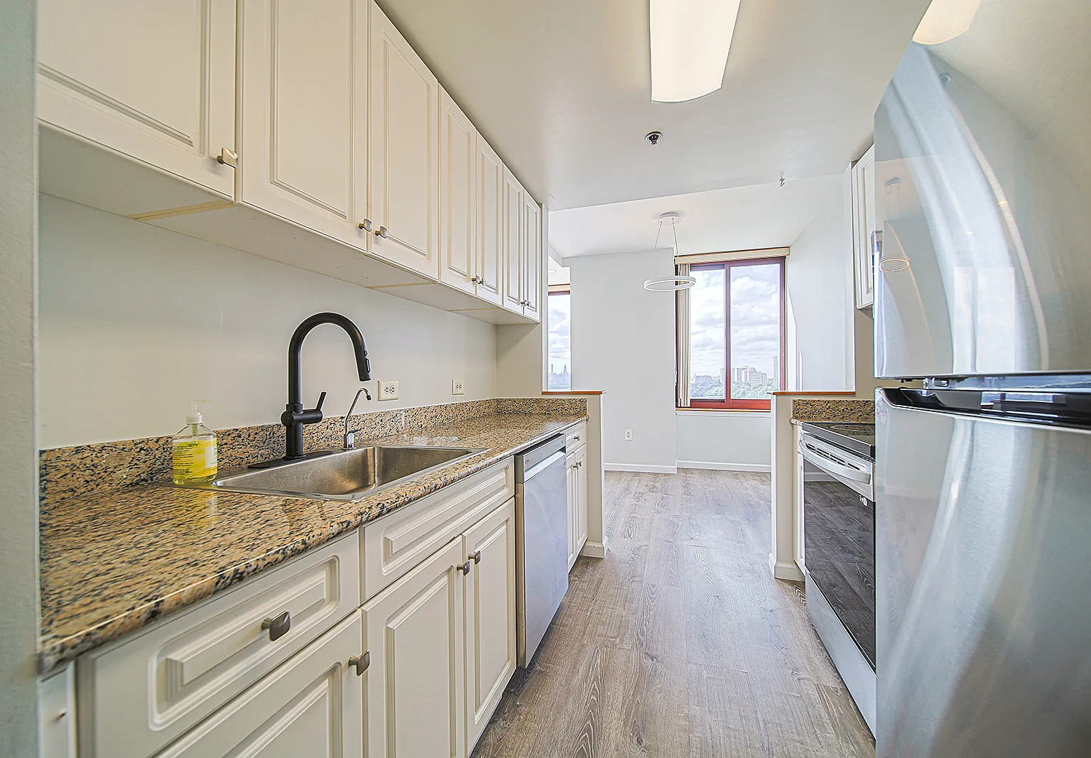 1 bed, 1.5 bath, 990 sqft, $3,400 — Photo 4