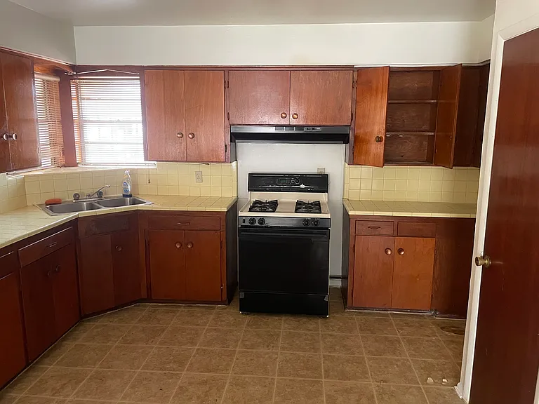 1102 E Lane St — Photo 13