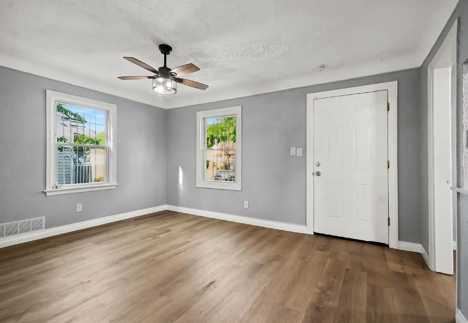 3 bed, 1.0 bath, 912 sqft, $1,450 — Photo 4