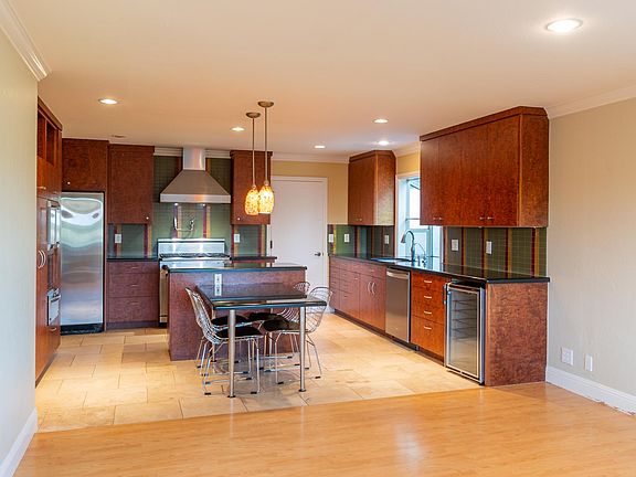 3rd image of 1002 San Carlos Ave