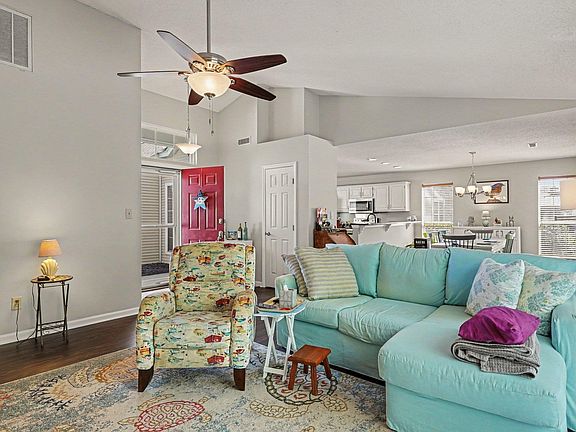 5th image of 673 Bluebird Ln.