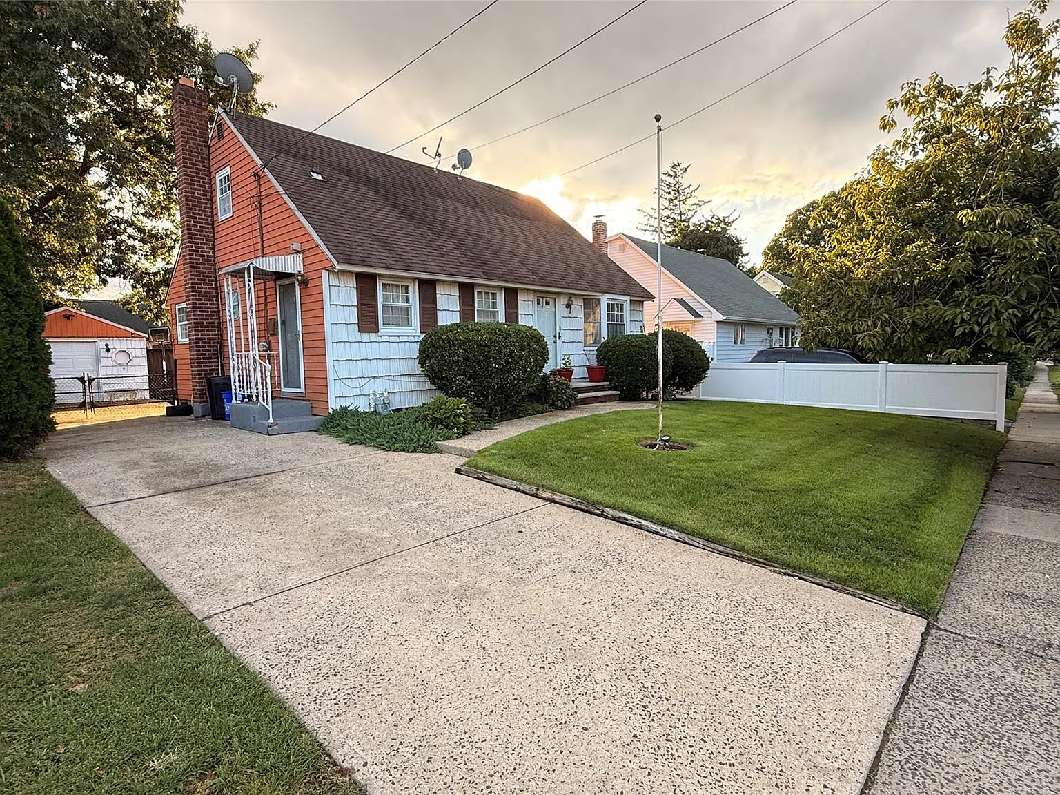 3 bed, 1.0 bath, 1120 sqft, $4,200 — Photo 2