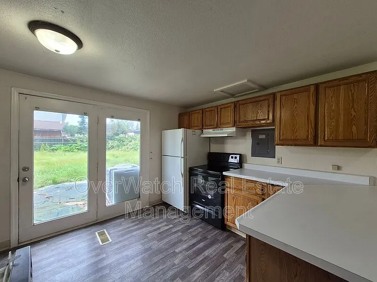 1604 Elmendorf Dr — Photo 2
