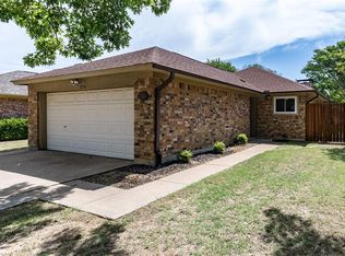 1714 Red Bud Ln, Euless, TX 76039