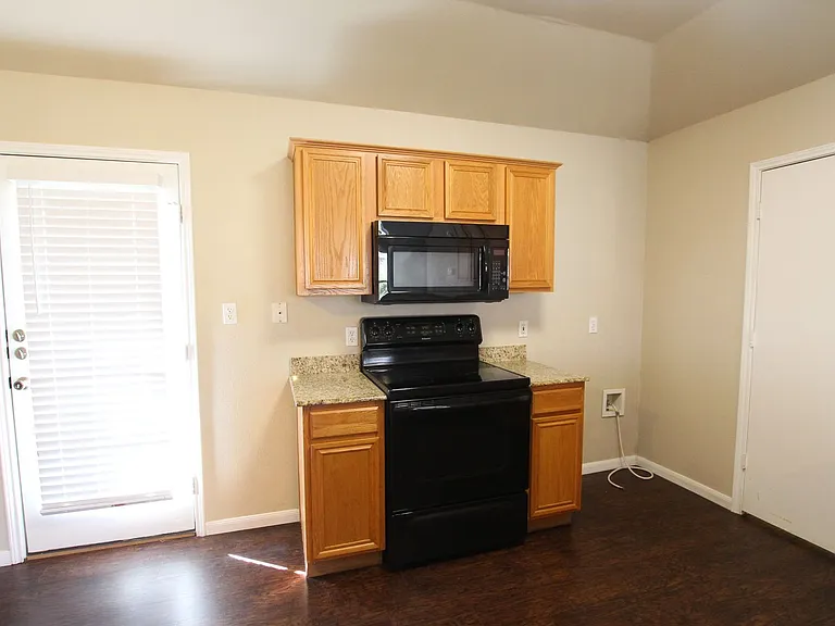 204 Willow Rd — Photo 6