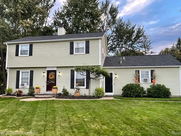 26560 Acacia St, Harrison Township, MI 48045