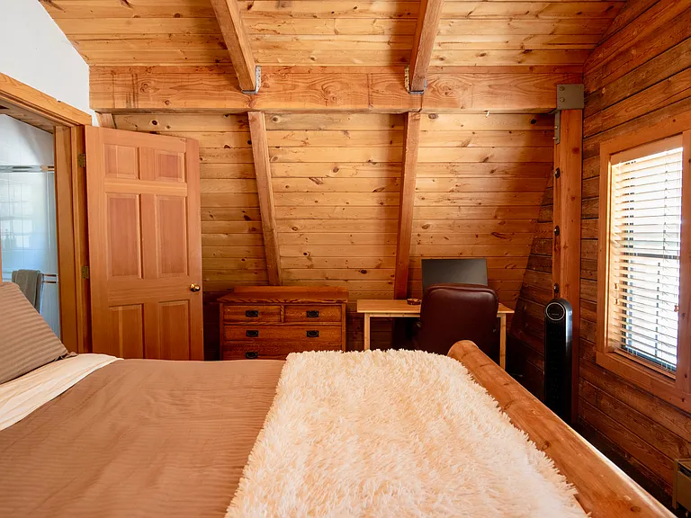 Bedroom 2 - Queen Bed