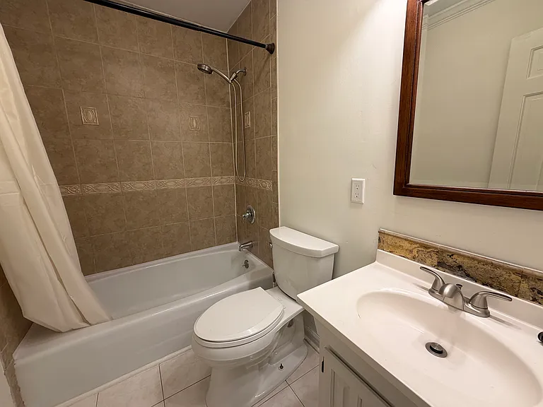 704 Sussex Ct — Photo 16