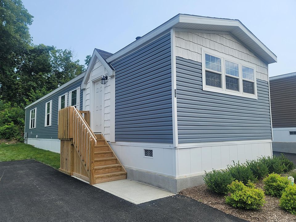 1st image of 14 Leeward Ln