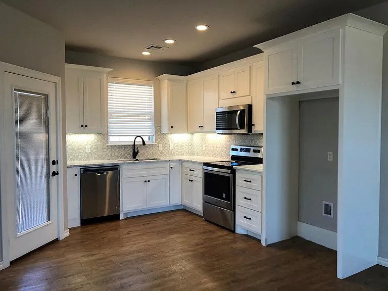 2404 Thornberry Ln — Photo 3