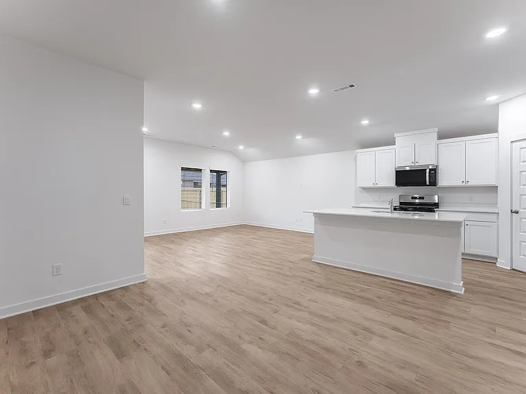 138 S Maroon Ave — Photo 6