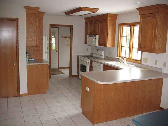 Kitchen area w/walk in pantry